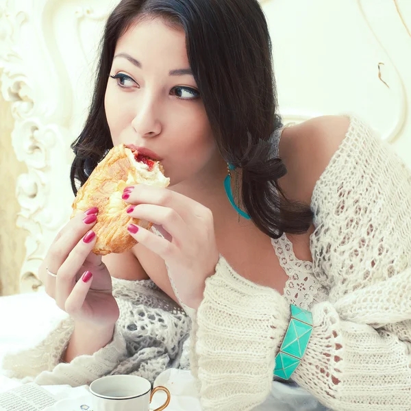 Concepto matutino perfecto. Retrato de joven hermosa mujer comer —  Fotos de Stock