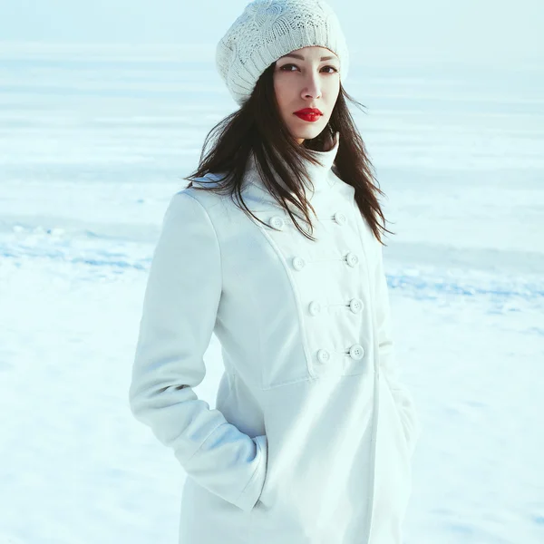 Fin de semana de invierno en el concepto de playa. Retrato emotivo de fashi — Foto de Stock