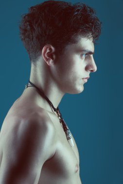 erkek güzellik kavramı. profil yakışıklı kaslı erkek portresi 