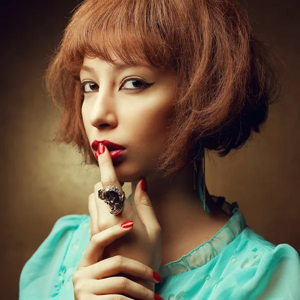 Mantenga el concepto secreto. Retrato de joven oriente (oriental) chica ingenio — Foto de Stock