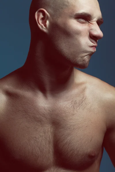 Männliches Schönheitskonzept. stattliche männliche Modell mit Ohrring posiert ove — Stockfoto