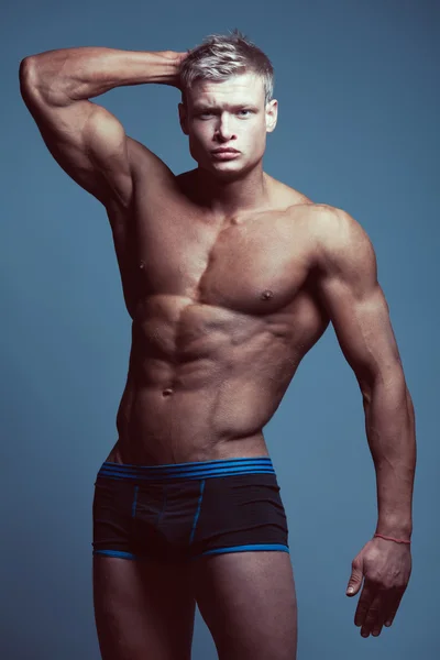 Belleza masculina y concepto de moda. Retrato de mal muscular guapo — Foto de Stock