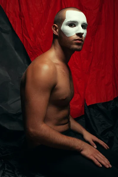 Backstage concept. Arty portrait of circus performer in black ti — Stock Photo, Image