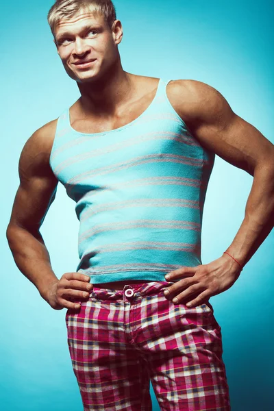 Belleza masculina y concepto de moda. Retrato de musculoso guapo divertido —  Fotos de Stock