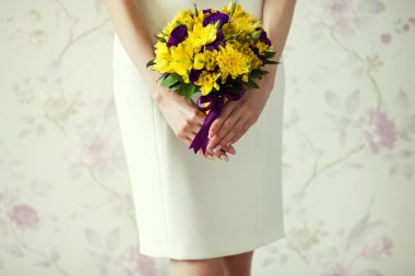 Gelinin el ile düğün buket mor ve sarı çiçek 