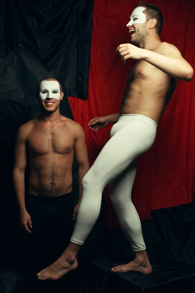 Concept de cirque bizarre. Deux artistes de mime musclé, clowns avec whi — Photo