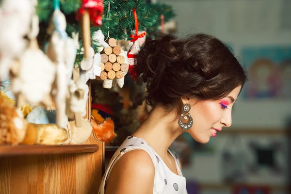 Christmas shopping concept. Emotive portrait of happy beautiful — Stock Photo, Image