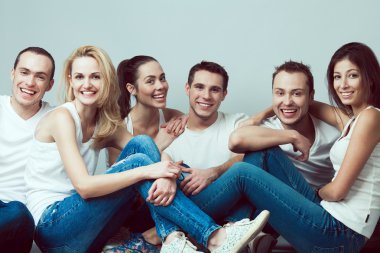 Mutlu birlikte kavramı. Grup portresi sağlıklı erkek ve kız