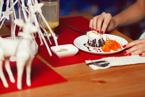 Concetto di alta cucina. Mani della donna con manicure perfetta e io — Foto Stock