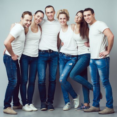 Mutlu birlikte kavramı. Grup portresi sağlıklı erkek ve kız