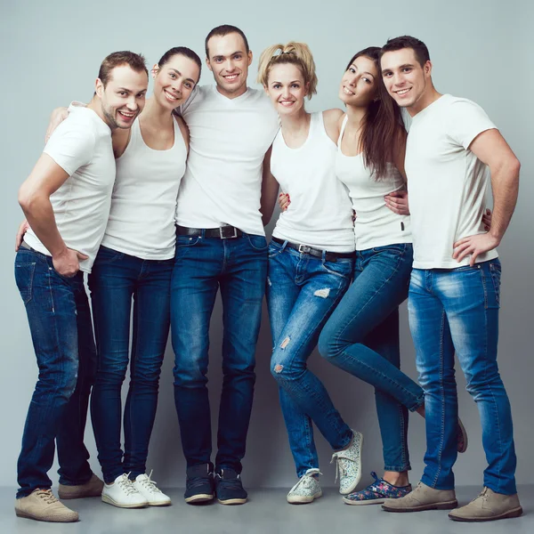 Mutlu birlikte kavramı. Grup portresi sağlıklı erkek ve kız