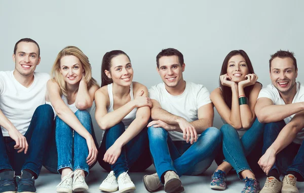 Joyeux concept ensemble. Portrait de groupe de garçons et de filles en santé — Photo