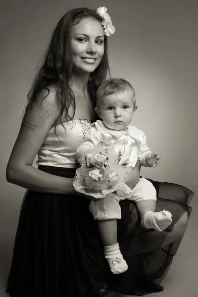 Conceito de retrato à moda antiga. Bela mãe abraçando seu gor — Fotografia de Stock