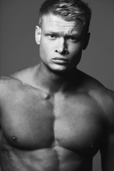 Belleza masculina & concepto de fitness. Retrato de mal muscular guapo — Foto de Stock
