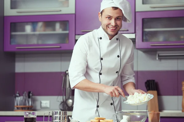 Concepto de cocina Tiramisu. Retrato del hombre sonriente en uniforme de cocinero — Foto de Stock