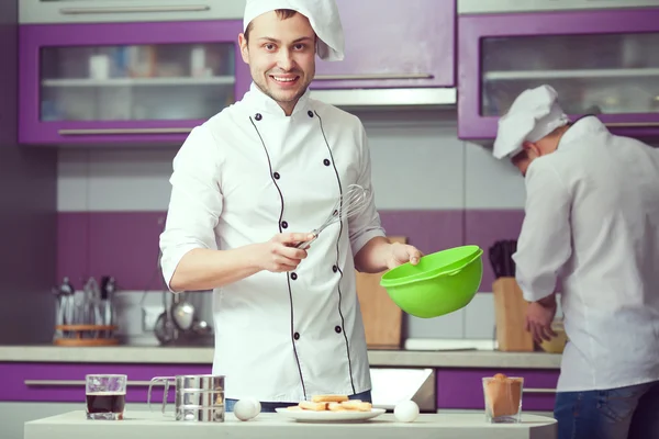 Conceito de cozinha Tiramisu. Retrato de dois homens sorridentes no cozinheiro un — Fotografia de Stock