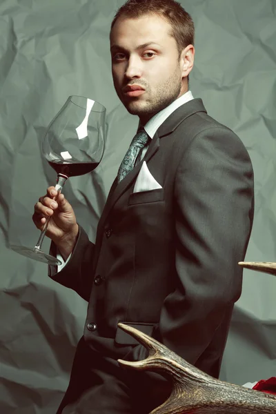 Concepto amante del vino tinto. Emotivo retrato de hombre elegante guapo — Foto de Stock