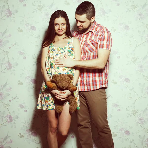 Stylish pregnancy concept: portrait of couple of hipsters (husba — Stock Photo, Image