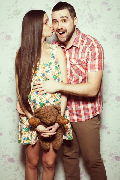 Concept de grossesse élégant : portrait de couple de hipsters (husba — Photo