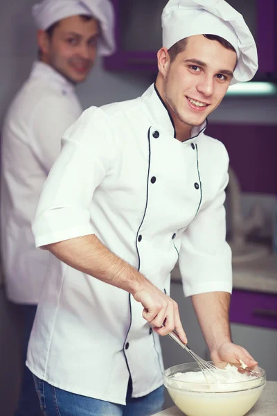 Концепція приготування десерту. Портрет усміхненого кухаря-чоловіка з привітом — стокове фото