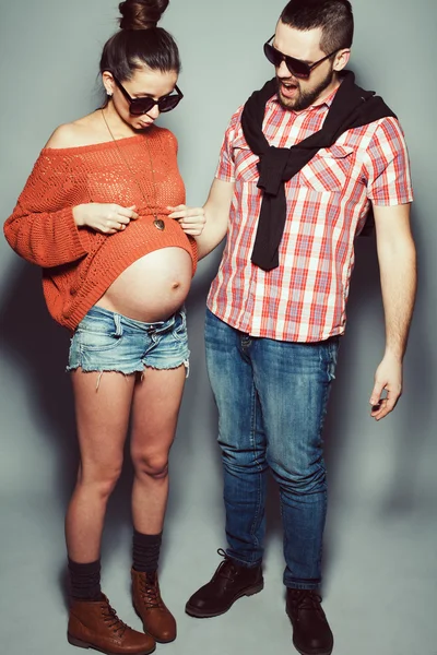 Stylish pregnancy & family concept: portrait of funny couple of — Stock Photo, Image