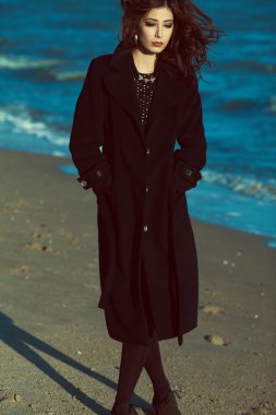 Uzun kıvırcık saçlı güzel esmer tam uzunlukta portresi 