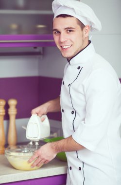 Tatlı yemek kavramı. F pişirme gülümseyen erkek Şef portresi