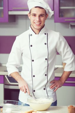 Tiramisu pişirme kavramı. Aşçı düzgün adam gülümseyen portresi