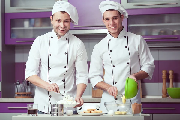 Tiramisu cooking concept. Portrait of two smiling men in cook un — Stock Photo, Image