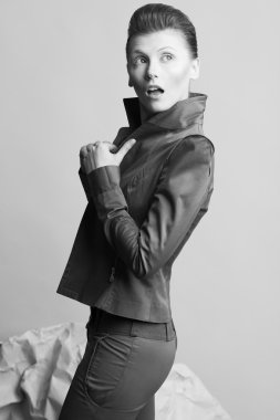Sanat moda kavramı. Çift cinsiyetli modeli ile kısa portresi ha
