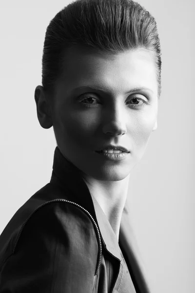 Koncepcja moda sztuka. Portret androgyniczny model z krótkim ha — Zdjęcie stockowe