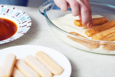 Tiramisu pişirme kavramı. Yakın çekim. Kapalı atış