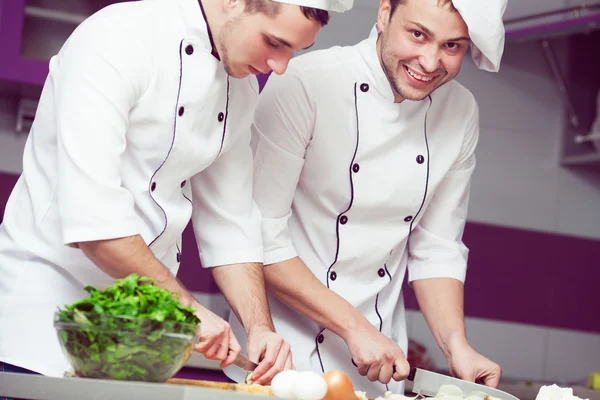 Concepto de proceso de cocción. Retrato de dos hombres trabajadores divertidos en co —  Fotos de Stock