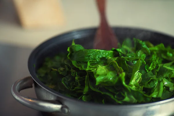 Vegetarisches Ernährungskonzept. frischer Spinat im Metalltopf garen. clo — Stockfoto