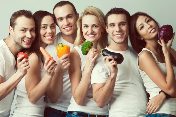 행복 한 veggies 개념입니다. 건강 한 남자와 여자의 그룹 초상화 — 스톡 사진