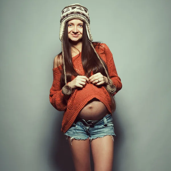 Stylish pregnancy concept. Portrait of happy hipster mommy — Stock Photo, Image