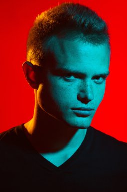 Popüler sanat stil kavramı. Acımasız genç adam portresi