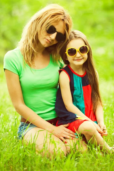 Concepto familiar feliz. Niña con el pelo largo y castaño y su madre —  Fotos de Stock