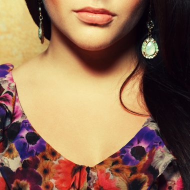 baştan çıkarıcı dekolte kavramı. güzel esmer portresi.