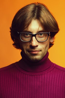 şık öğretmen, öğretim görevlisi kavramı. gülümseyen genç yakışıklı adam