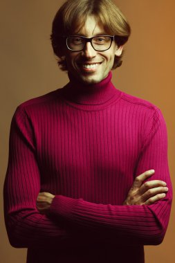 şık öğretmen, öğretim görevlisi kavramı. gülümseyen genç adam portresi