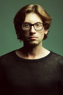 şık gözlük kavramı. genç yakışıklı adam portresi