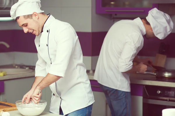 Matlagning process koncept. porträtt av två roliga arbetande män — Stockfoto