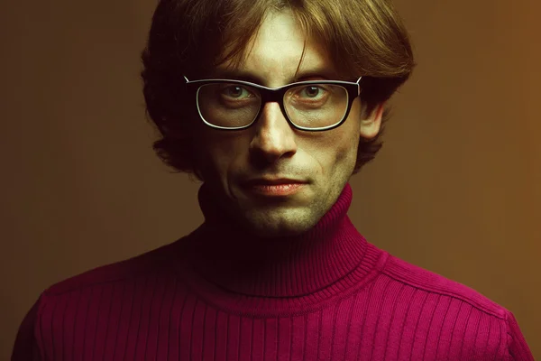 Elegante concetto di occhiali. Ritratto di giovane bell'uomo — Foto Stock