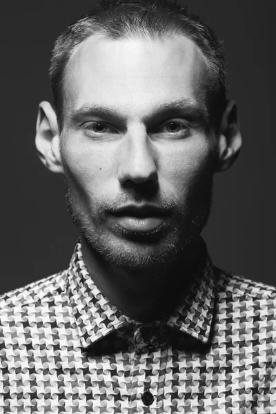 Conceito carismático elegante. Retrato de homem bonito jovem sorridente — Fotografia de Stock