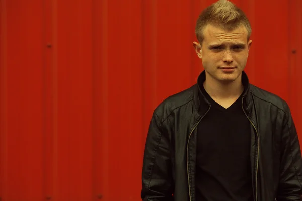 Concept tyran élégant. Portrait de jeune homme brutal aux cheveux courts — Photo