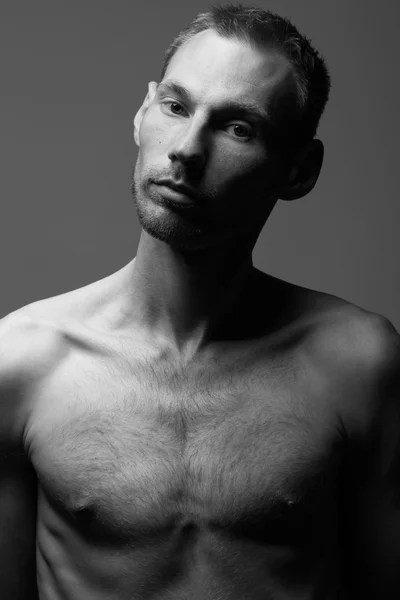 Echte natuurlijke mannelijke schoonheid concept.close omhoog portret van knappe man — Stockfoto