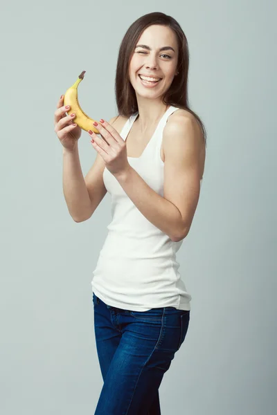 Concept de nourriture crue et vivante. Portrait de jeune femme heureuse à la banane — Photo