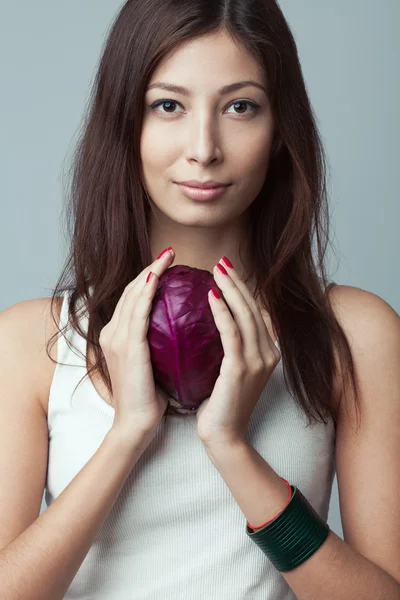 Raw food, veggie concept. Portrait of smiling good looking girl with cabbage — 图库照片