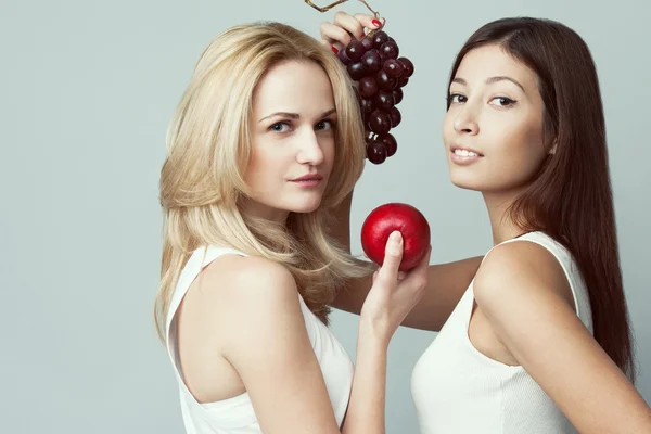 Rohes, lebendiges Essen, veggie-Konzept. Porträt zweier glücklicher junger Frauen — Stockfoto